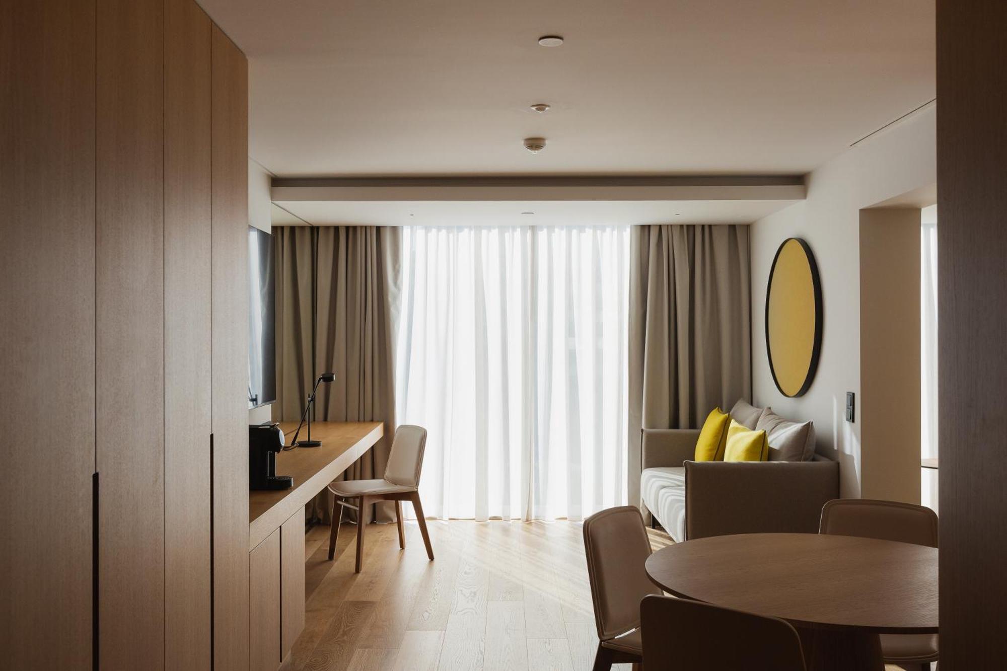 Lumen Hotel & The Lisbon Light Show Bilik gambar