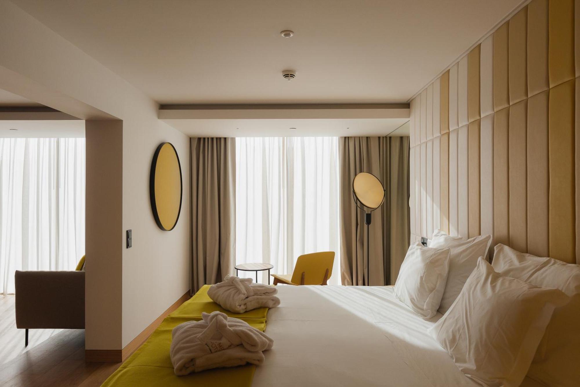 Lumen Hotel & The Lisbon Light Show Bilik gambar