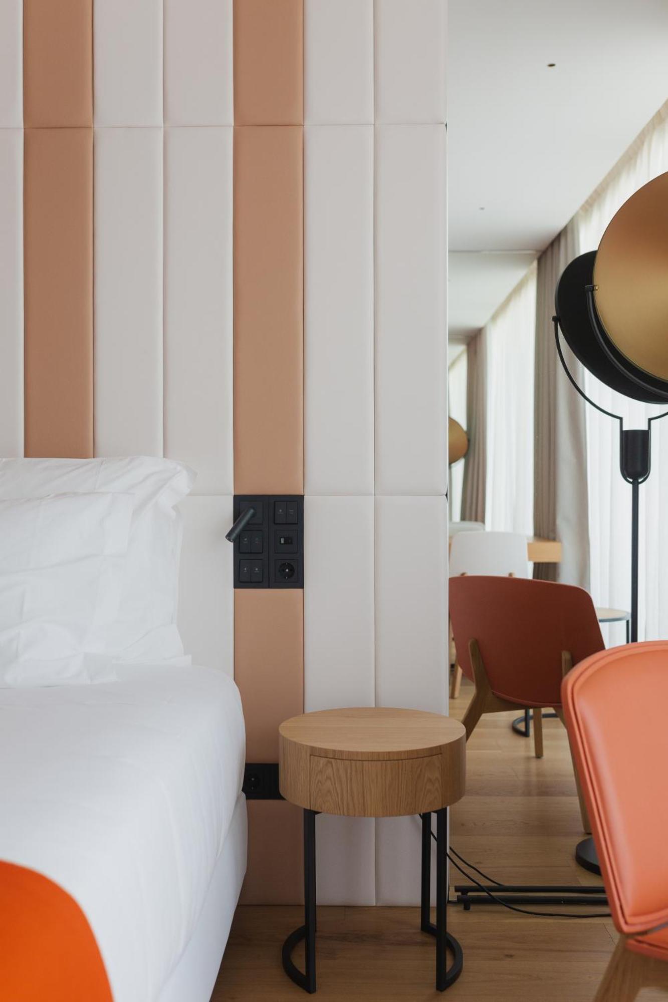 Lumen Hotel & The Lisbon Light Show Bilik gambar