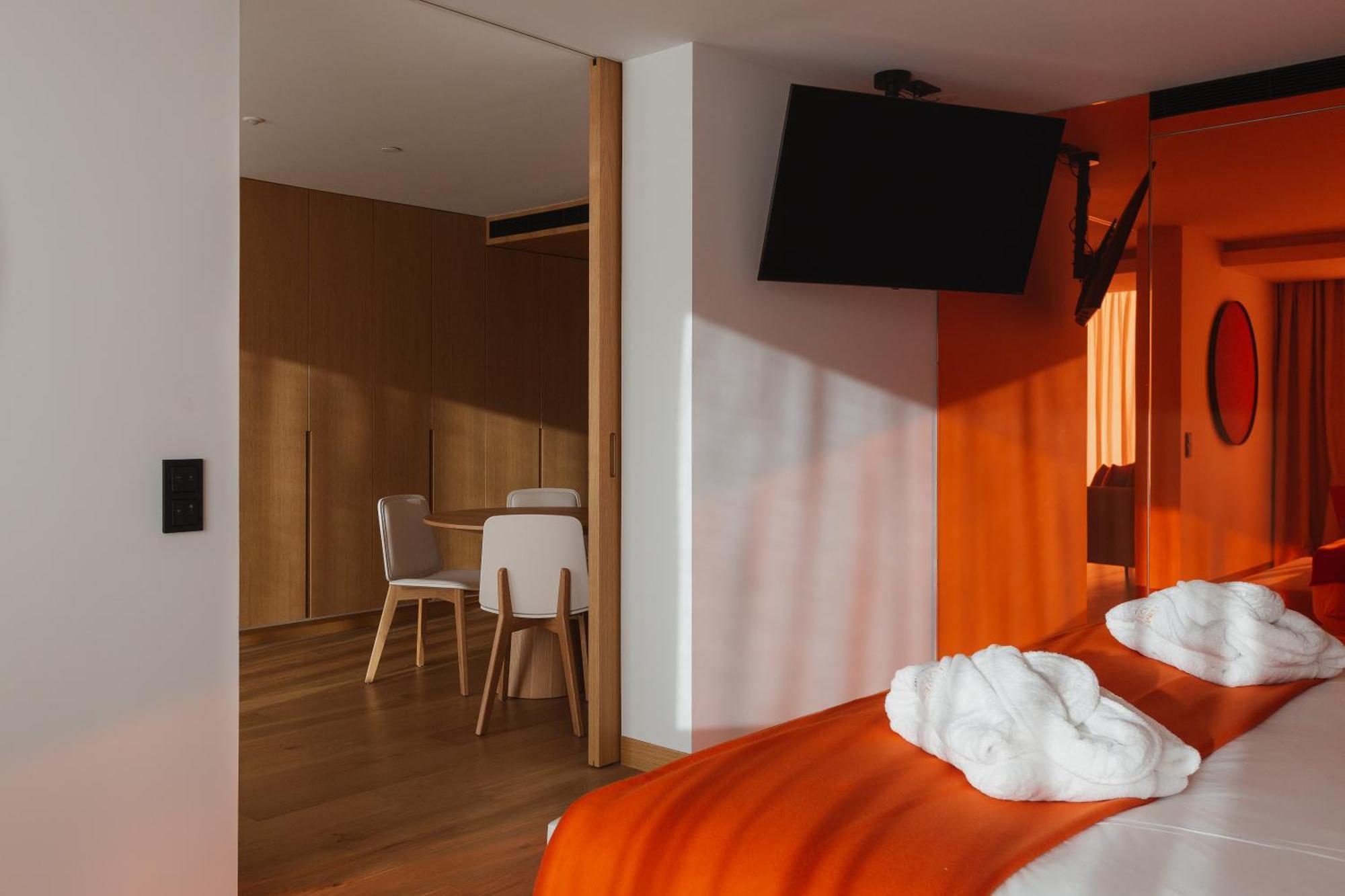 Lumen Hotel & The Lisbon Light Show Bilik gambar