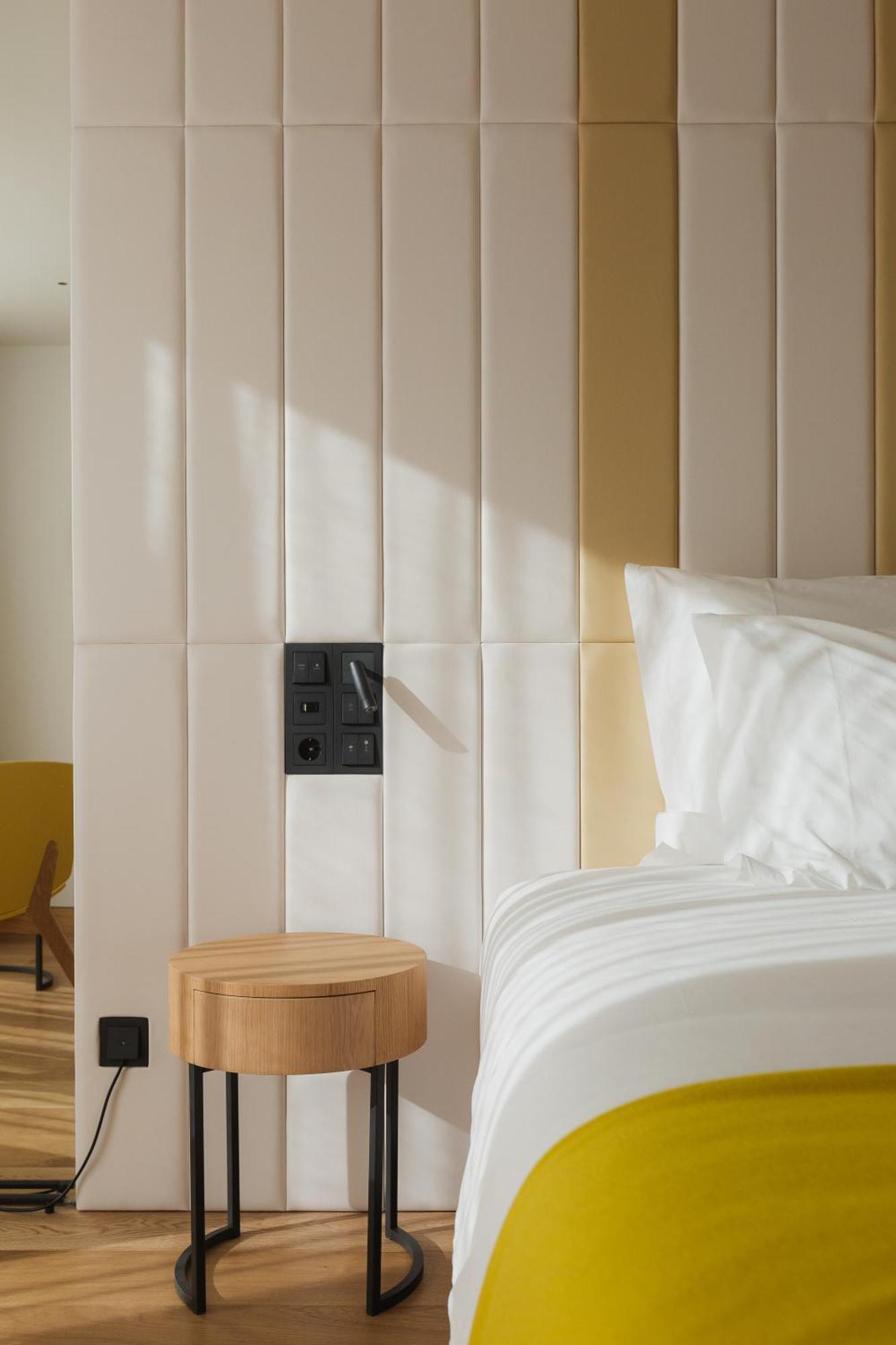 Lumen Hotel & The Lisbon Light Show Bilik gambar