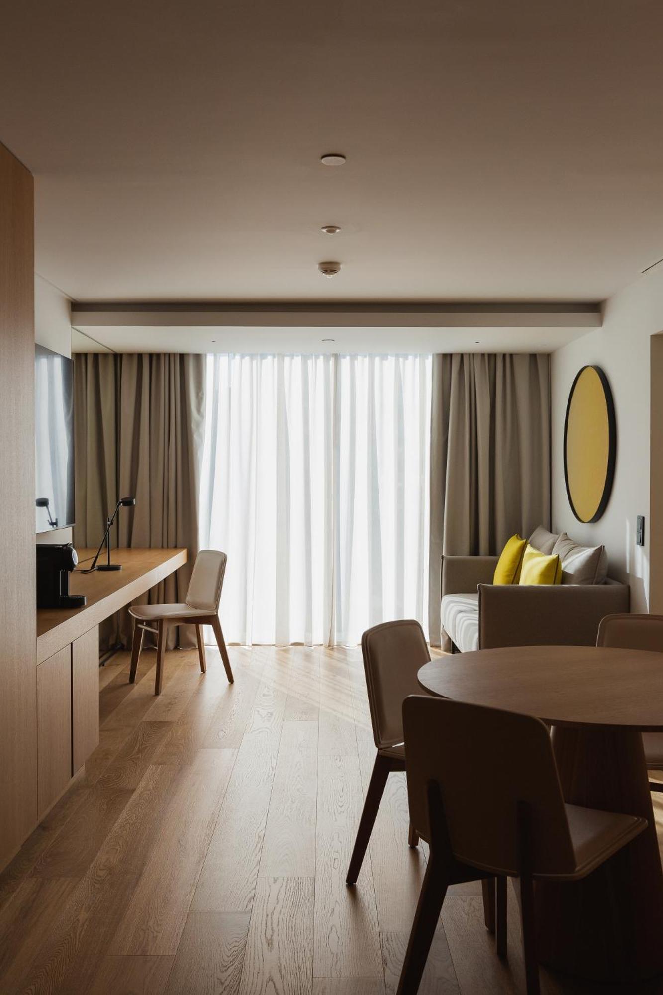Lumen Hotel & The Lisbon Light Show Bilik gambar