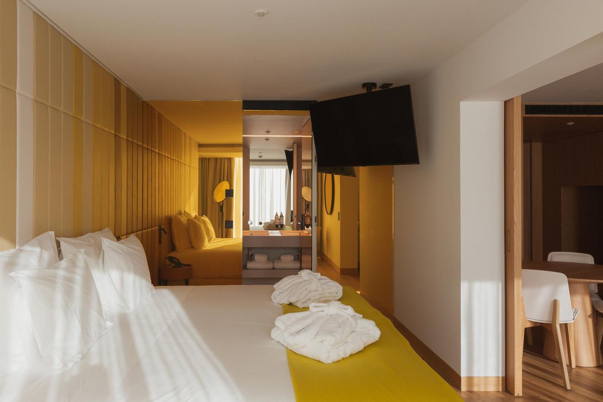 Lumen Hotel & The Lisbon Light Show Bilik gambar