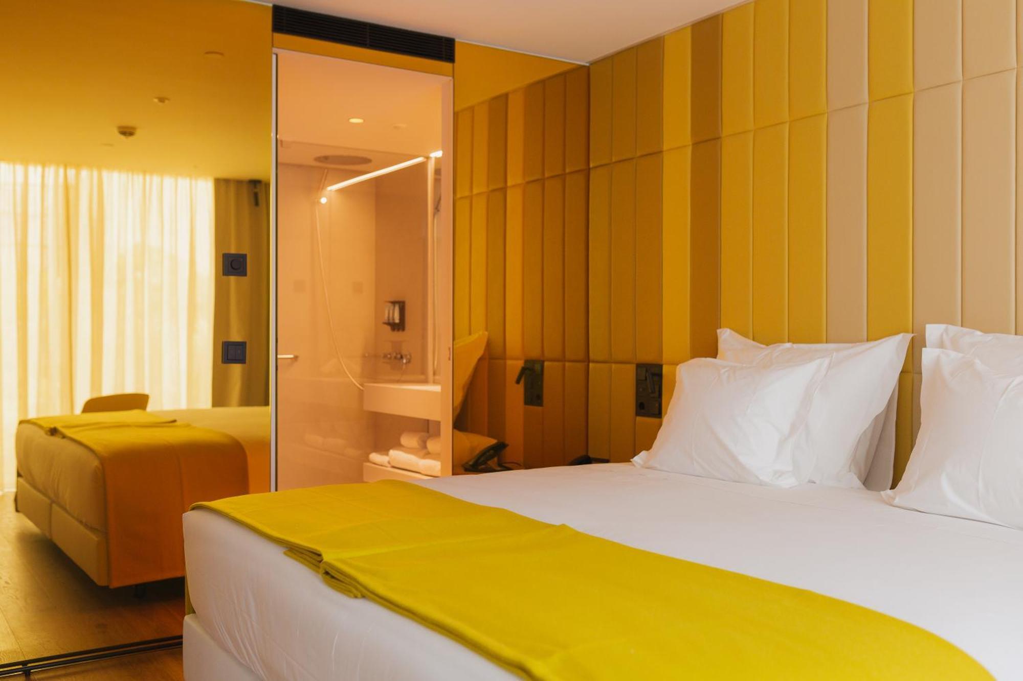 Lumen Hotel & The Lisbon Light Show Bilik gambar
