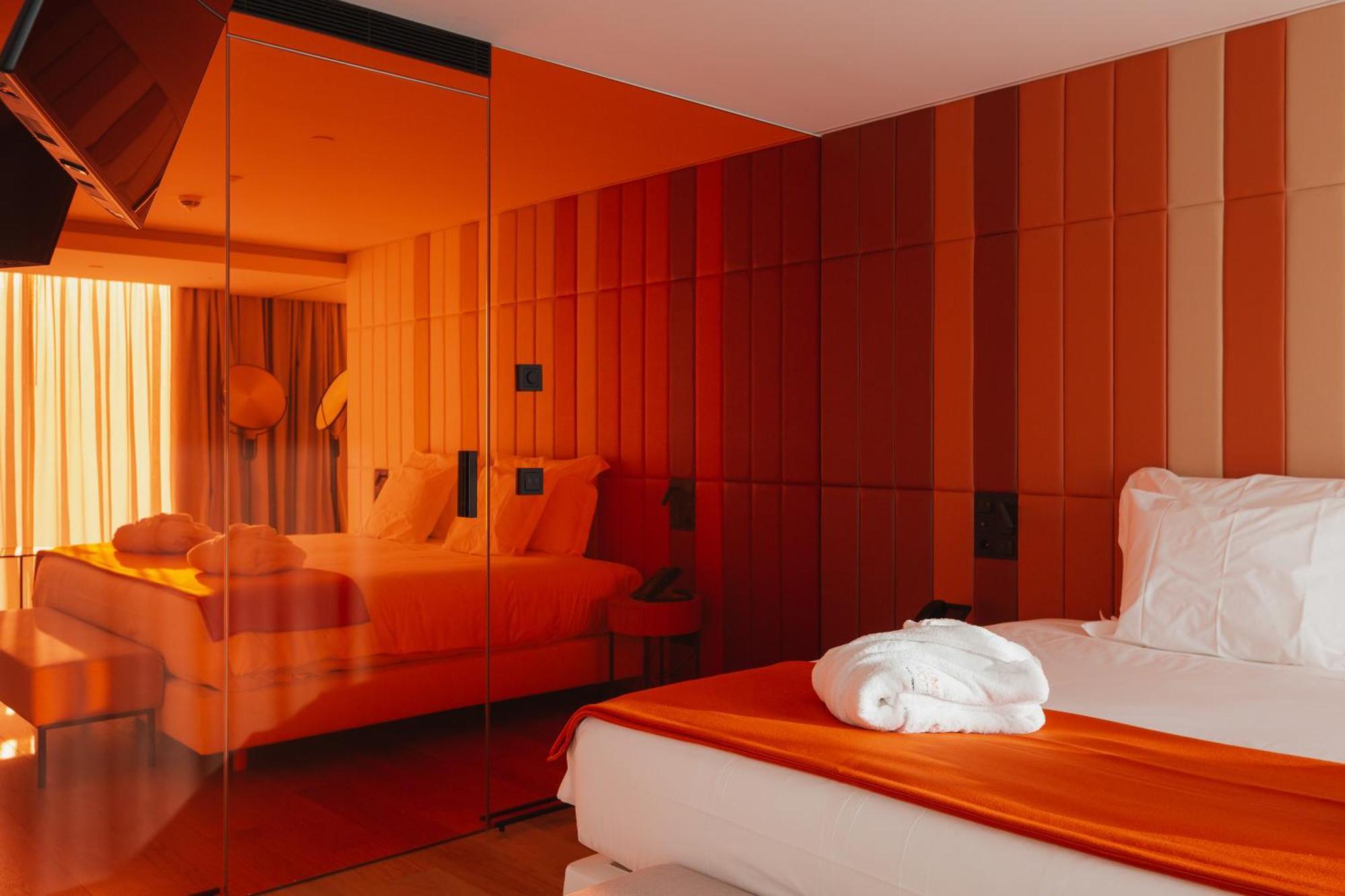 Lumen Hotel & The Lisbon Light Show Bilik gambar