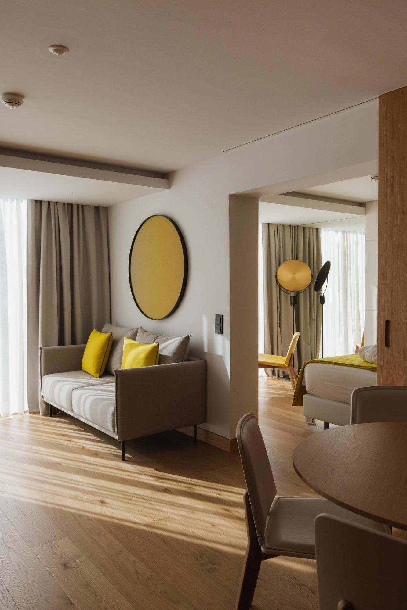 Lumen Hotel & The Lisbon Light Show Bilik gambar